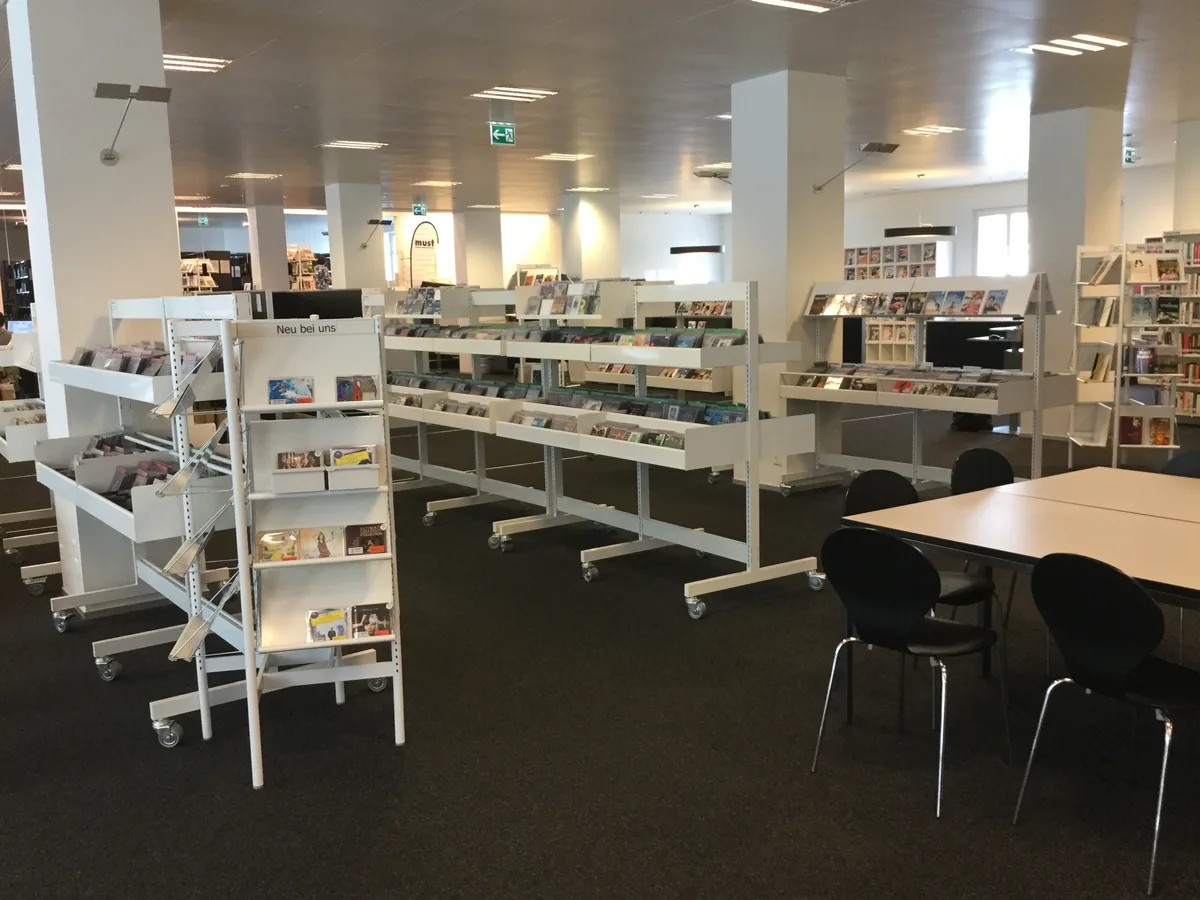 So traf Roman Weibel die Bibliothek vor zehn Jahren an. Schnell war für ihn klar: «Hier braucht es mehr Farben und Wärme.» Man sieht Teile der Bibliothek Uster von vor 10 Jahren.